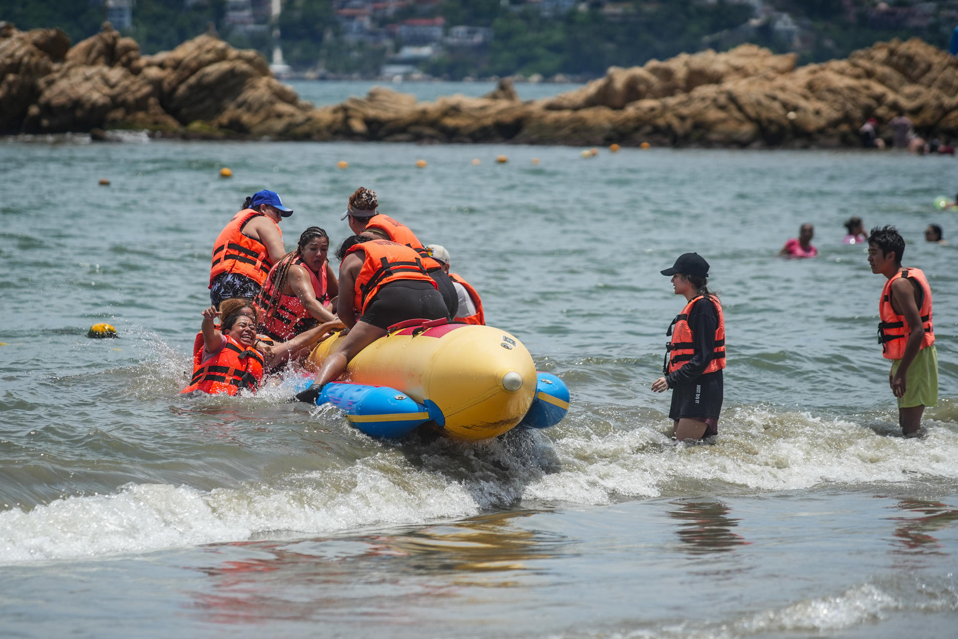 Personas disfrutan en una playa este sábado, en Acapulco (México). EFE/ David Guzmán