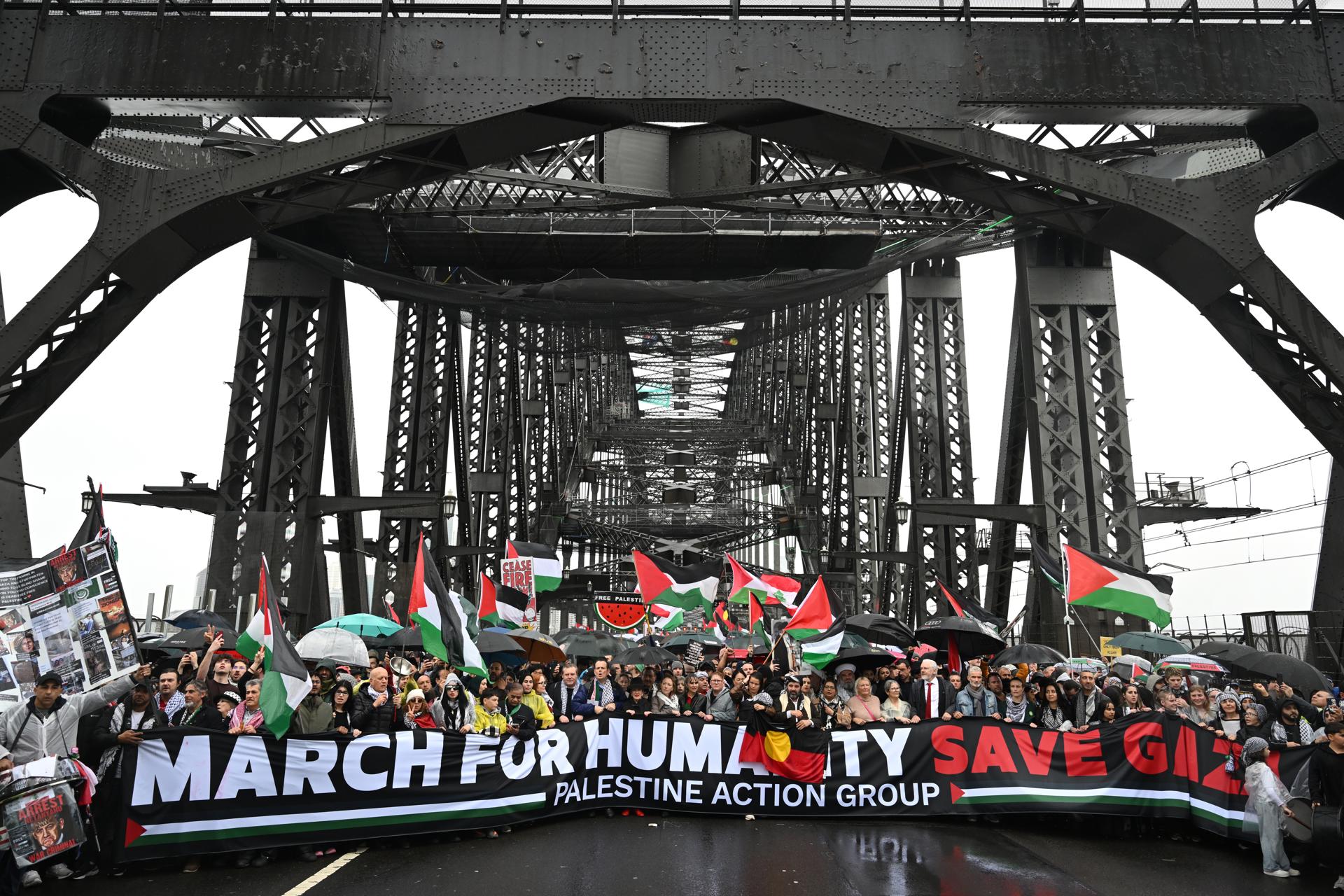 SYDNEY (Australia), 03/08/2025.- Thousands of protesters walk across the Sydney Harbour Bridge during the Palestine Action Group's March for Humanity in Sydney, Australia, 03 August 2025. (Protestas) EFE/EPA/DEAN LEWINS AUSTRALIA AND NEW ZEALAND OUT