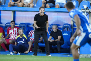 Simeone, durante el partido contra el Alavés. EFE/Adrián Ruiz