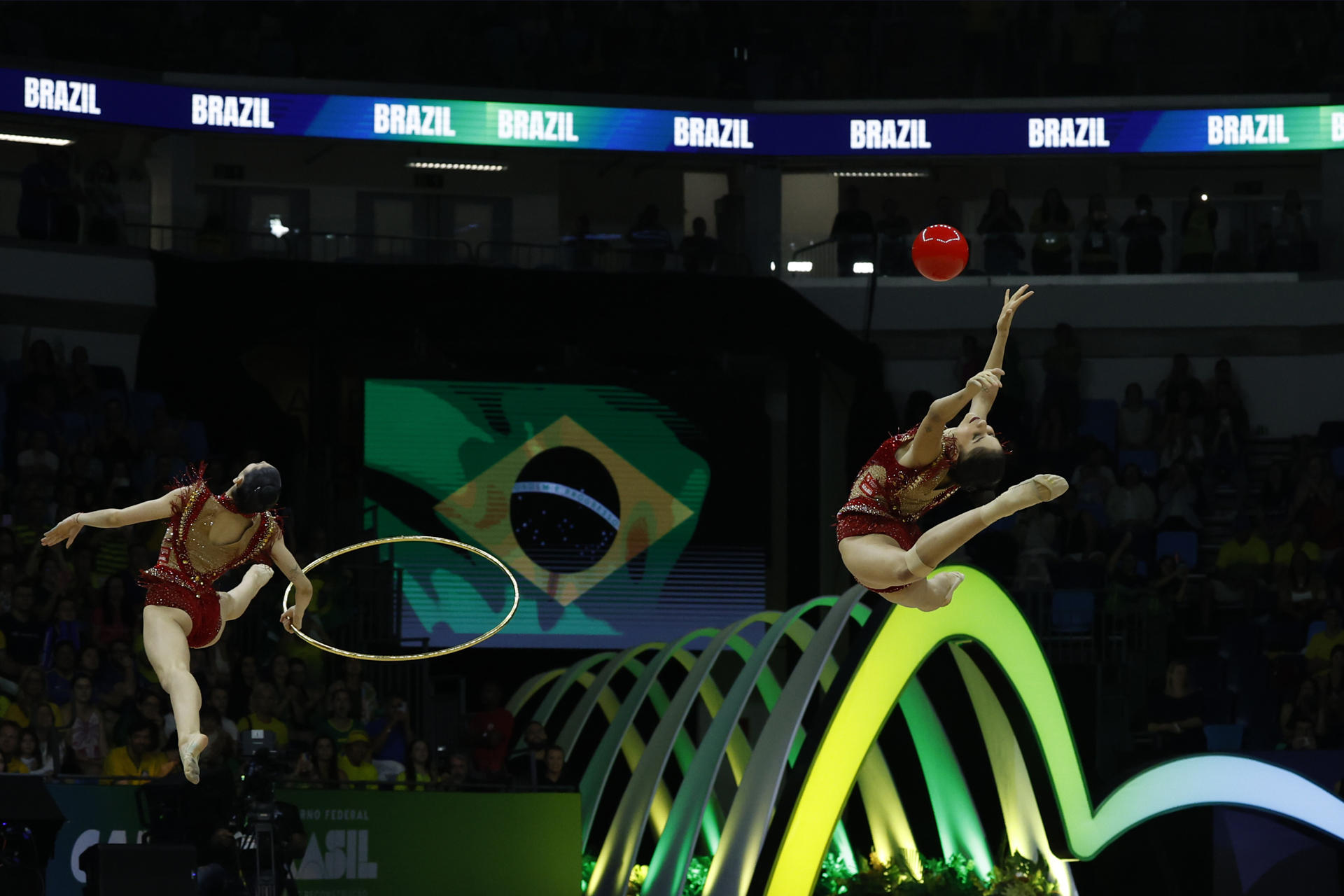 Gimnastas del equipo de Brasil compiten en la categoría de gimnasia rítmica con aro y pelota en el Campeonato Mundial de Gimnasia Rítmica en Río de Janeiro (Brasil). EFE/ Antonio Lacerda