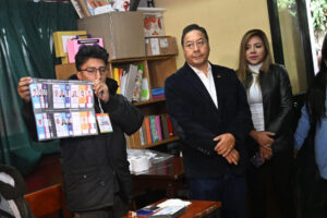 Fotografía cedida por la Presidencia de Bolivia del presidente de Bolivia, Luis Arce (c), antes de votar este domingo en La Paz (Bolivia). EFE/ Presidencia de Bolivia