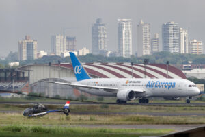 Un avión de Air Europa aterriza en el Aeropuerto Silvio Petirossi en Luque (Paraguay). EFE/ Juan Pablo Pino