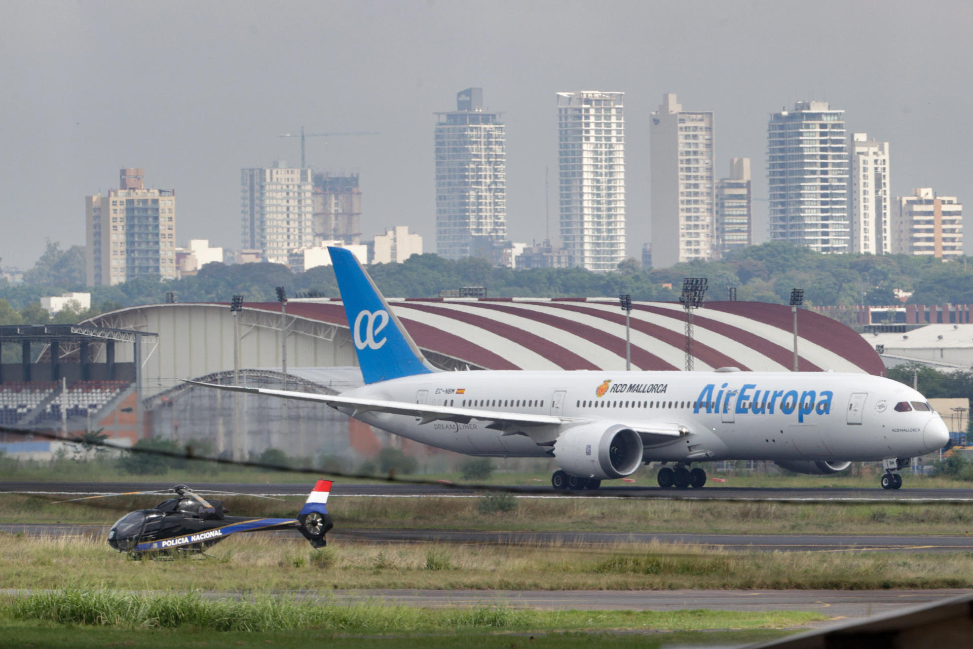 Un avión de Air Europa aterriza en el Aeropuerto Silvio Petirossi en Luque (Paraguay). EFE/ Juan Pablo Pino
