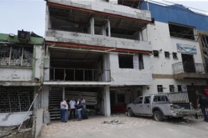 Vista general de varios inmuebles afectados por la explosión de un carro bomba, el pasado jueves 21 de agosto, en Cali (Colombia). EFE/Ernesto Guzmán