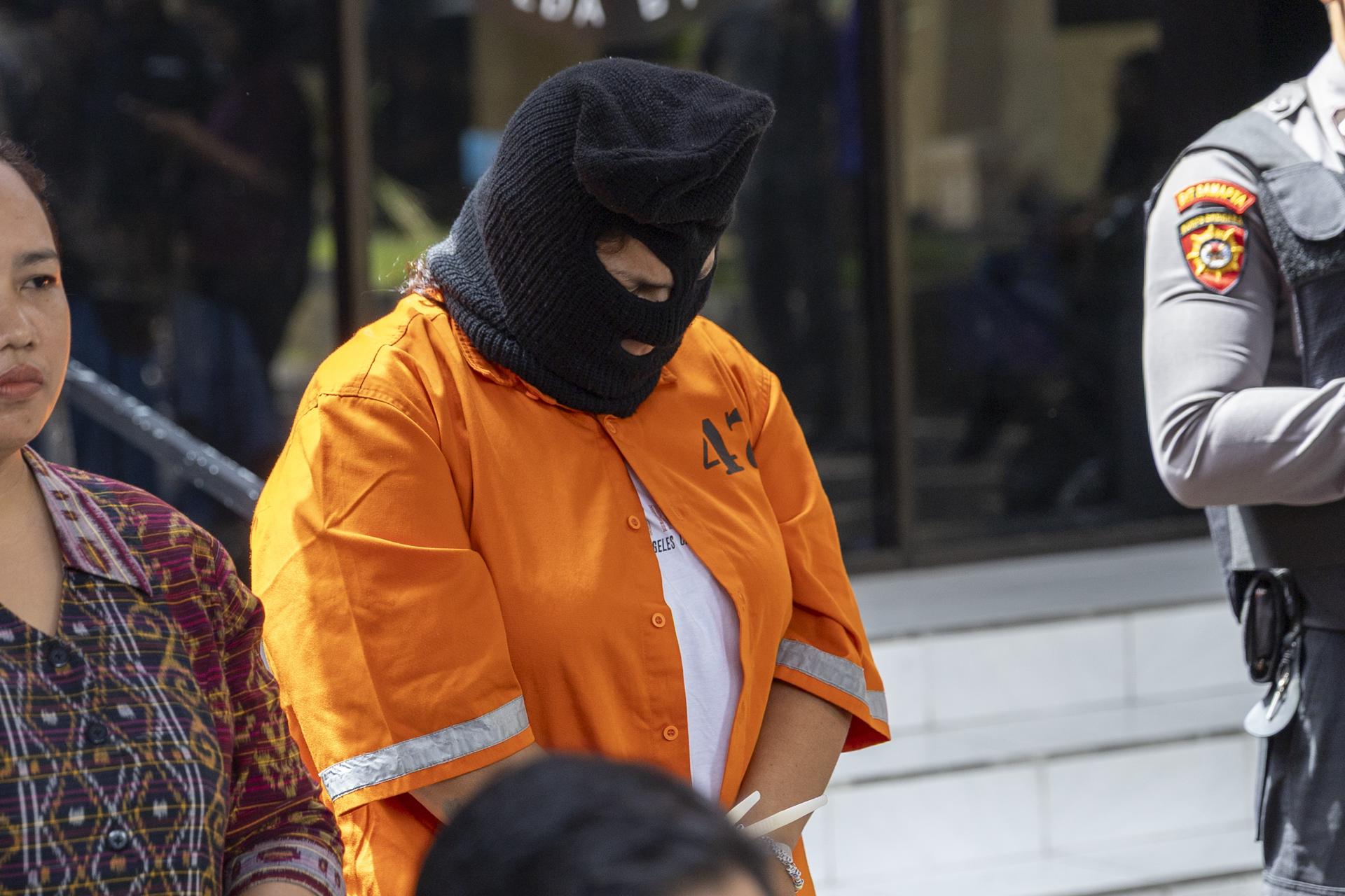 DENPASAR (Indonesia), 19/08/2025.- Una mujer de 42 años, de nacionalidad peruana (traje naranja, cara tapada), fue detenida en Bali tras aterrizar en el aeropuerto internacional de la turística isla con 1.432,87 gramos de cocaína, un delito que Indonesia castiga hasta con la pena de muerte, según informaron este martes las autoridades del país asiático. EFE/EPA/MADE NAGI