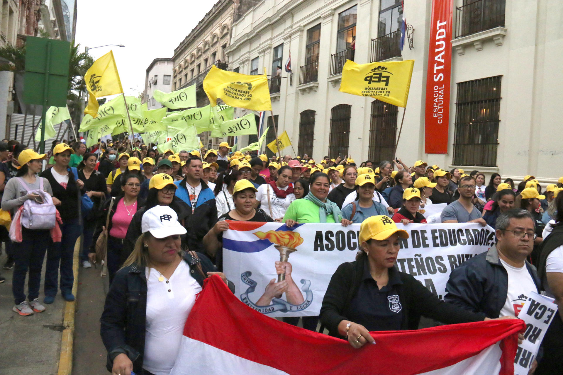 Personas asisten a una manifestación convocada por la Federación de Educadores del Paraguay (FEP) este martes, en Asunción (Paraguay). EFE/ Nina Osorio
