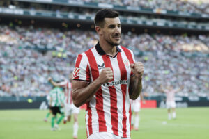 El defensa del Athletic Yuri Berchiche celebra el primer gol de su equipo, obra de Marc Bartra en propia puerta, durante el partido de LaLiga entre el Betis y el Athletic Club, este domingo en el estadio de la Cartuja. EFE/ Julio Muñoz