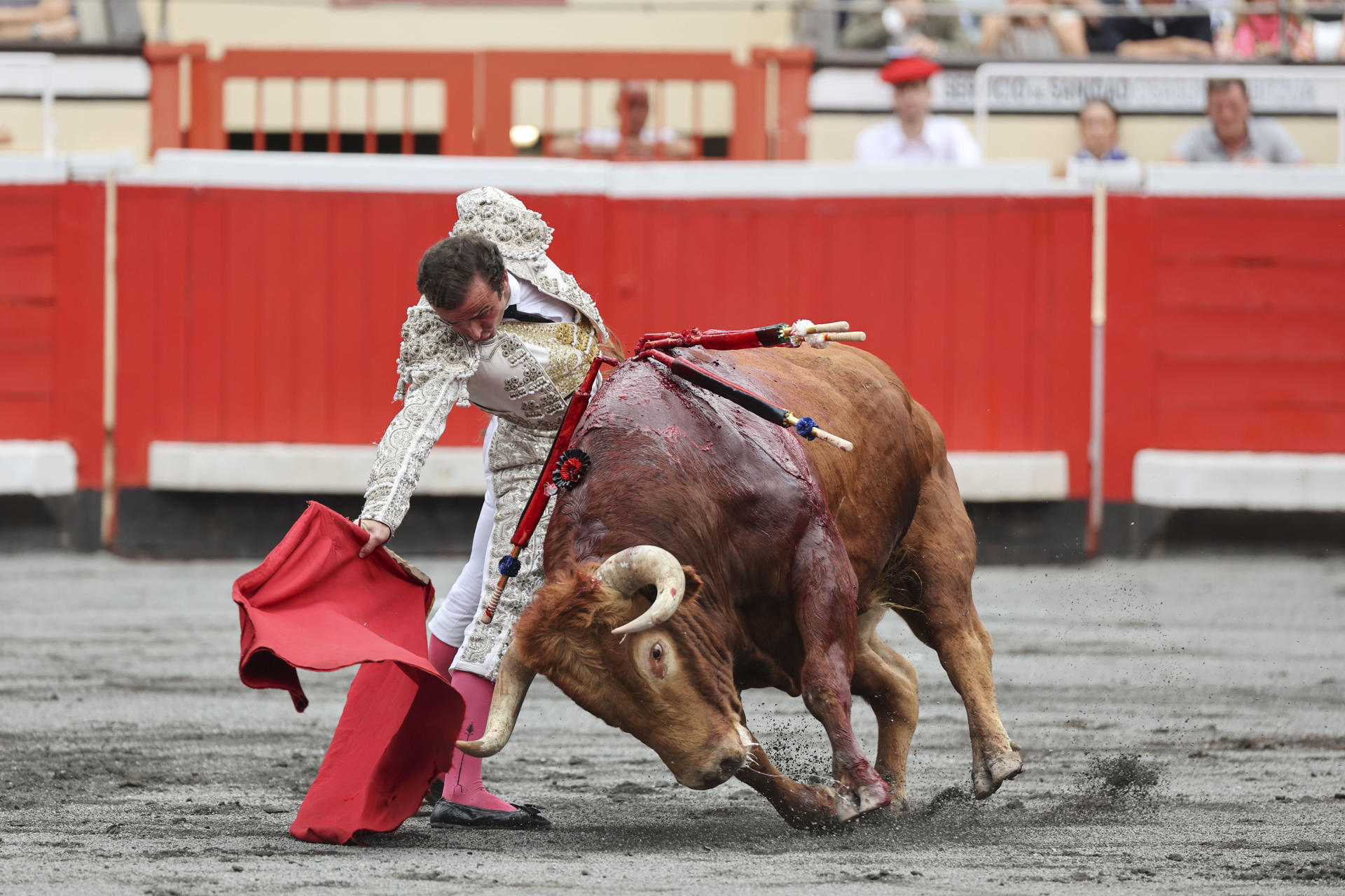 El diestro Daniel Castaño da un pase a uno de sus astados durante el festejo taurino de la Semana Grande de Bilbao este martes. EFE/ Luis Tejido
