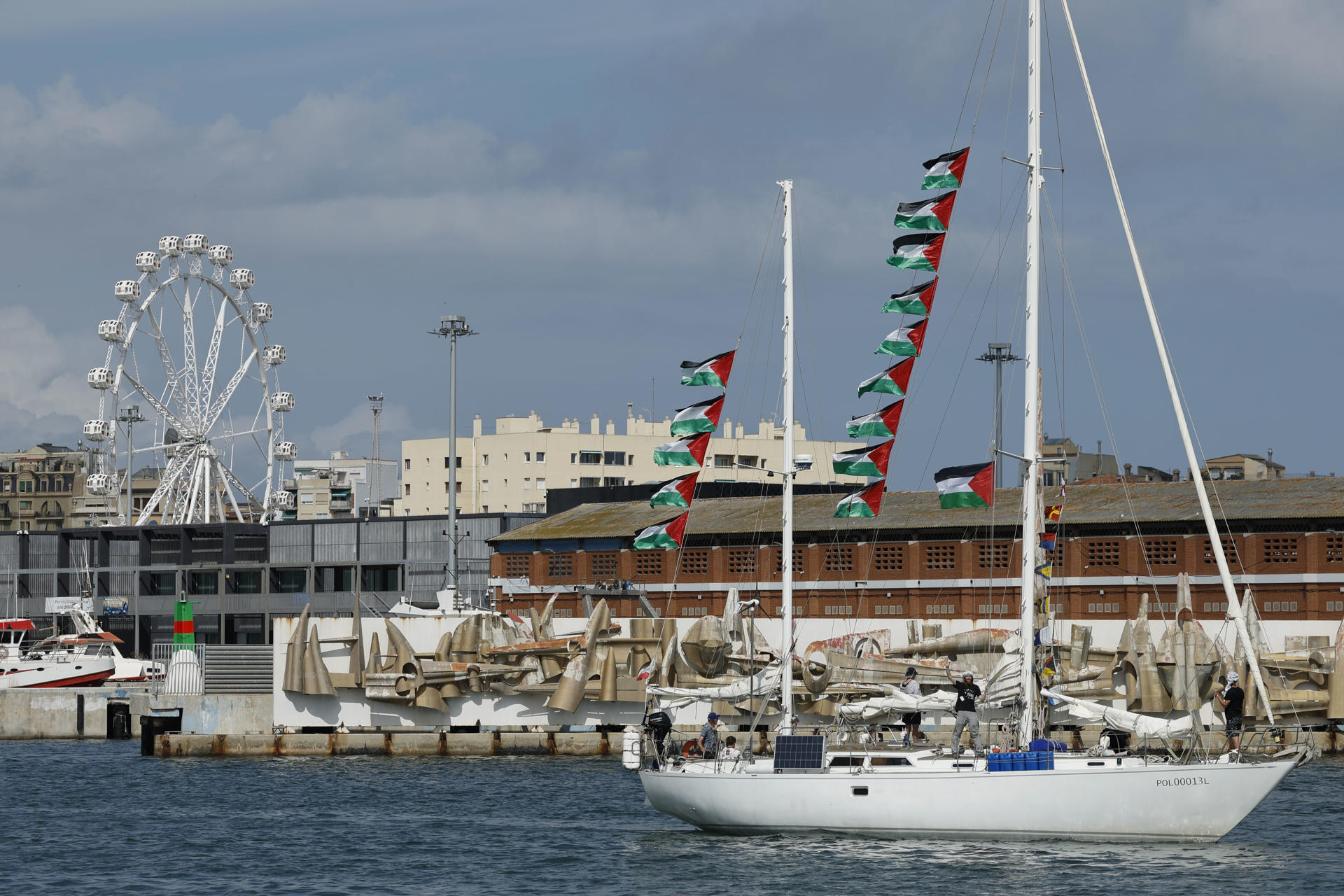 Vista de uno de los barcos que forman parte de la flotilla en el puerto de Barcelona este domingo. La flotilla Global Sumud sale este domingo desde Barcelona y con destino a Gaza, en una acción solidaria con el pueblo palestino en la que participan entidades de 44 países. EFE/ Toni Albir