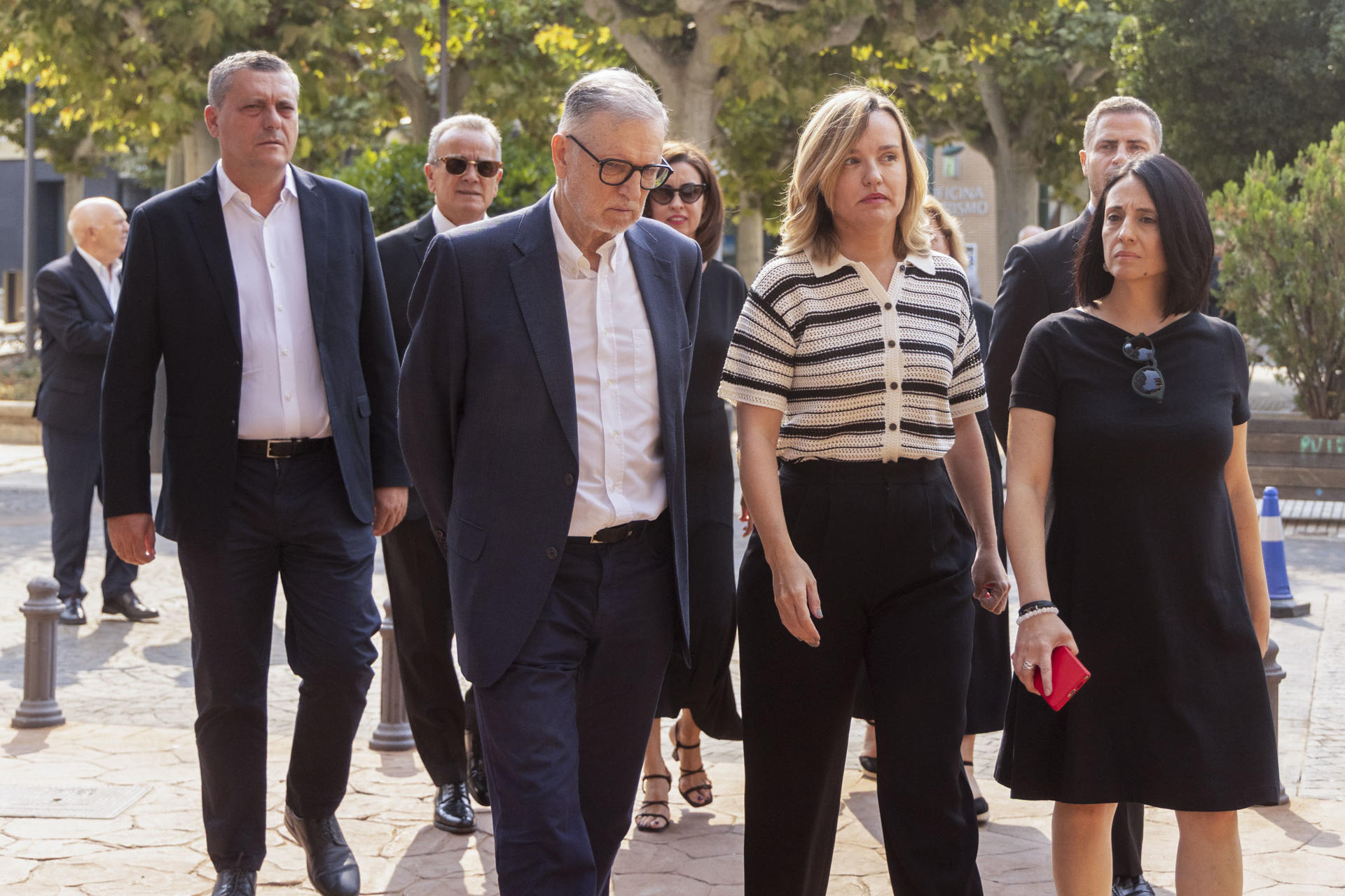 La ministra de Educación, Pilar Alegría, junto al expresidente de Aragón Marcelino Iglesias y la secretaria de organización, Rebeca Torró, a su llegada al tanatorio del expresidente de Aragón Javier Lambán, fallecido este pasado viernes. EFE/Toni Galán

