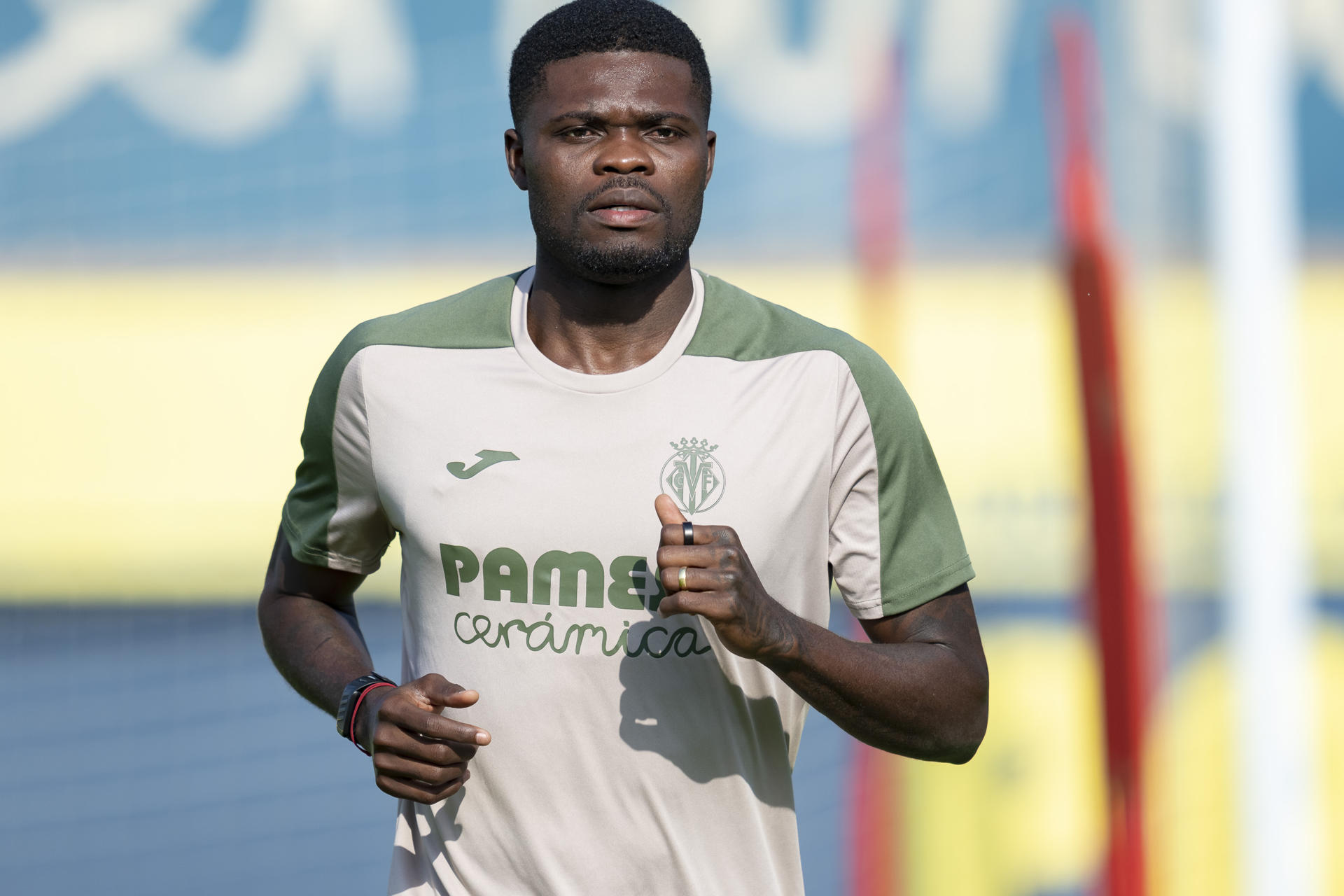 El centrocampista Thomas Partey, último fichaje del club, y los extremos Yeremy Pino e Ilias Akomach, han sido las principales novedades en la sesión de trabajo del Villarreal de fútbol de este viernes. Sin duda, el principal protagonista es el futbolista ghanés, Thomas Partey, que ha realizado su primer entrenamiento con el equipo, tras ser anunciado el miércoles como nuevo jugador del Villarreal CF, en una sesión de trabajo a puerta cerrada, en la que el futbolista ha tomado contacto con sus nuevos compañeros y su nuevo técnico.-EFE/ Villarreal Club de Fútbol ***SOLO USO EDITORIAL/SOLO DISPONIBLE PARA ILUSTRAR LA NOTICIA QUE ACOMPAÑA (CRÉDITO OBLIGATORIO)***
