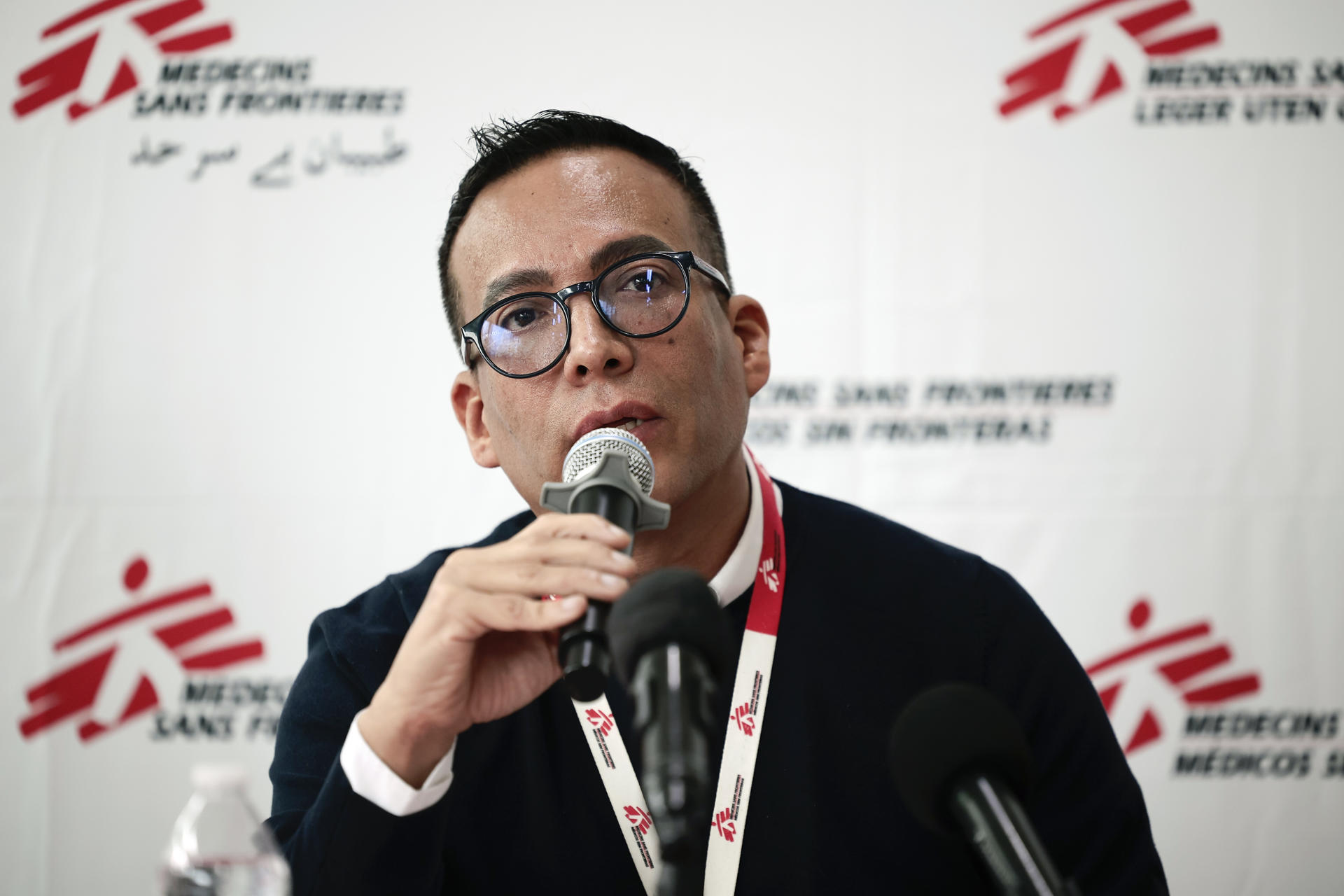 El coordinador general de Médicos Sin Fronteras México, Henry Rodríguez, habla en una rueda de prensa este martes, en Ciudad de México (México). EFE/José Méndez
