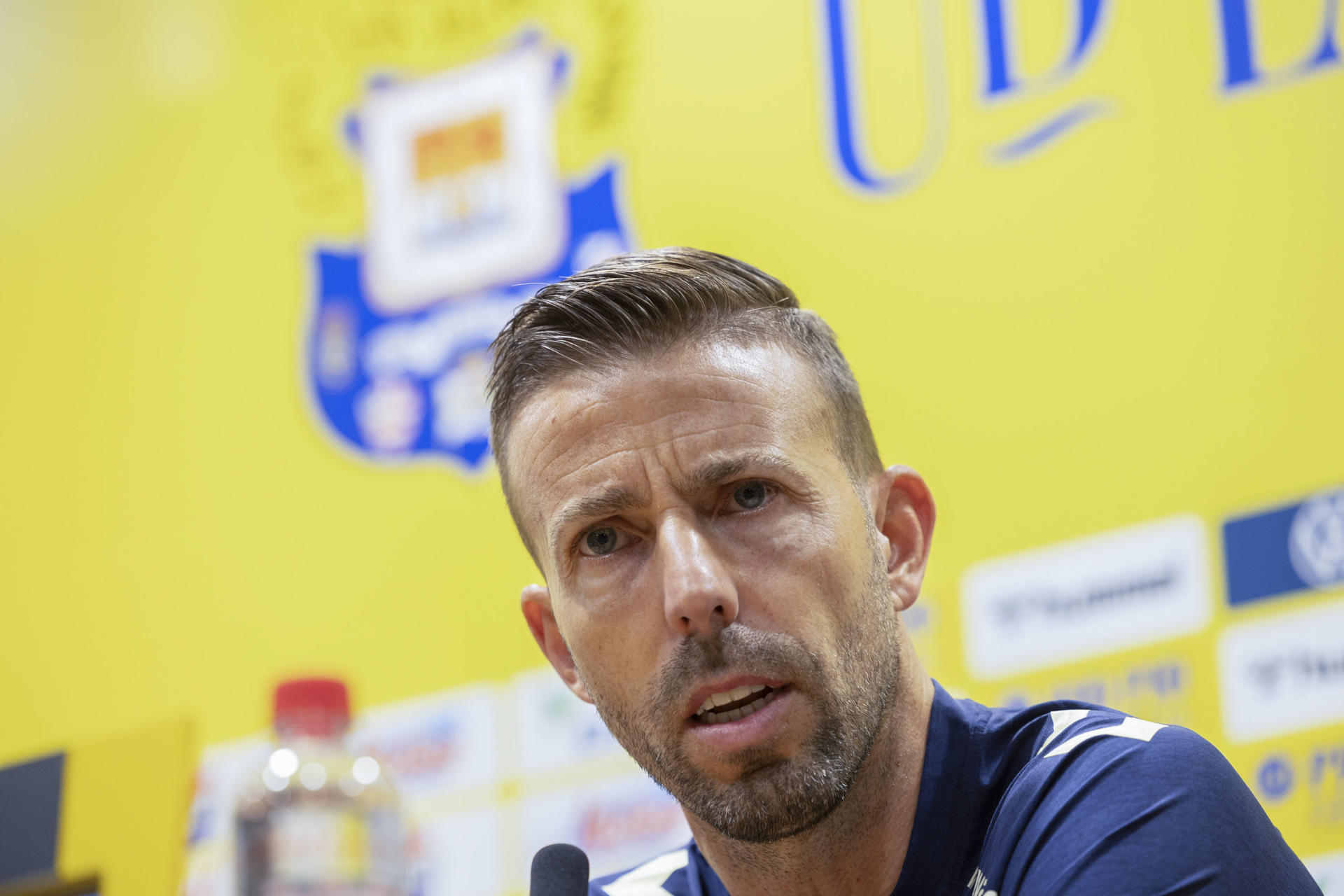 El entrenador de la UD Las Palmas, Luis García, comparece en conferencia de prensa para analizar el partido de la primera jornada de LaLiga Hypermotion 2025-2026, que medirá al equipo amarillo con el FC Andorra el próximo domingo, día 17, en el Estadio de Gran Canaria. Foto EFE/Quique Curbelo