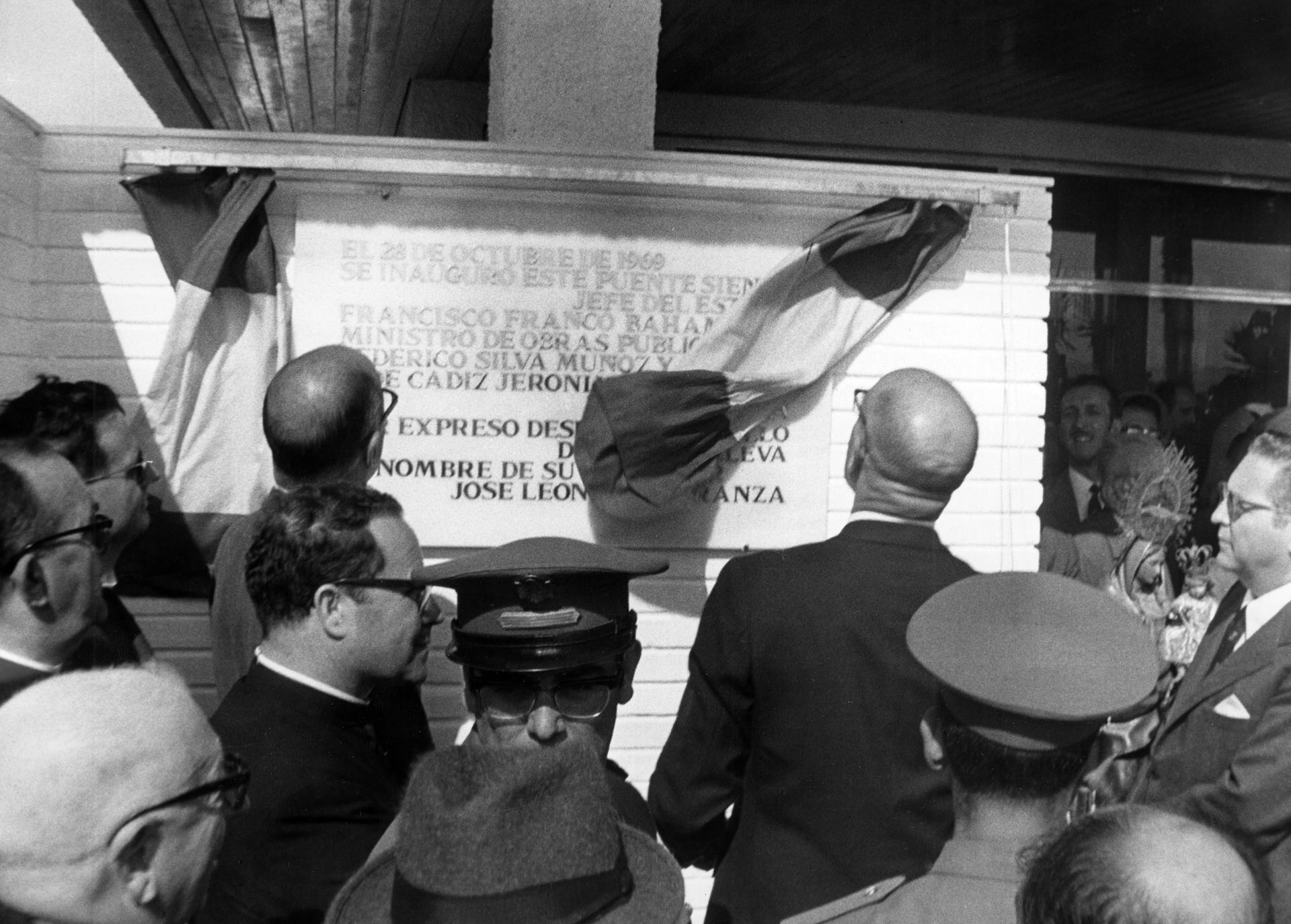 Imagen de archivo (Cádiz, 28-10-1969).- El ministro de Obras Públicas, Federico Silva Muñoz (d), durante el descubrimiento de una lápida que da el nombre de José León de Carranza al nuevo puente sobre la bahía de Cádiz. EFE.