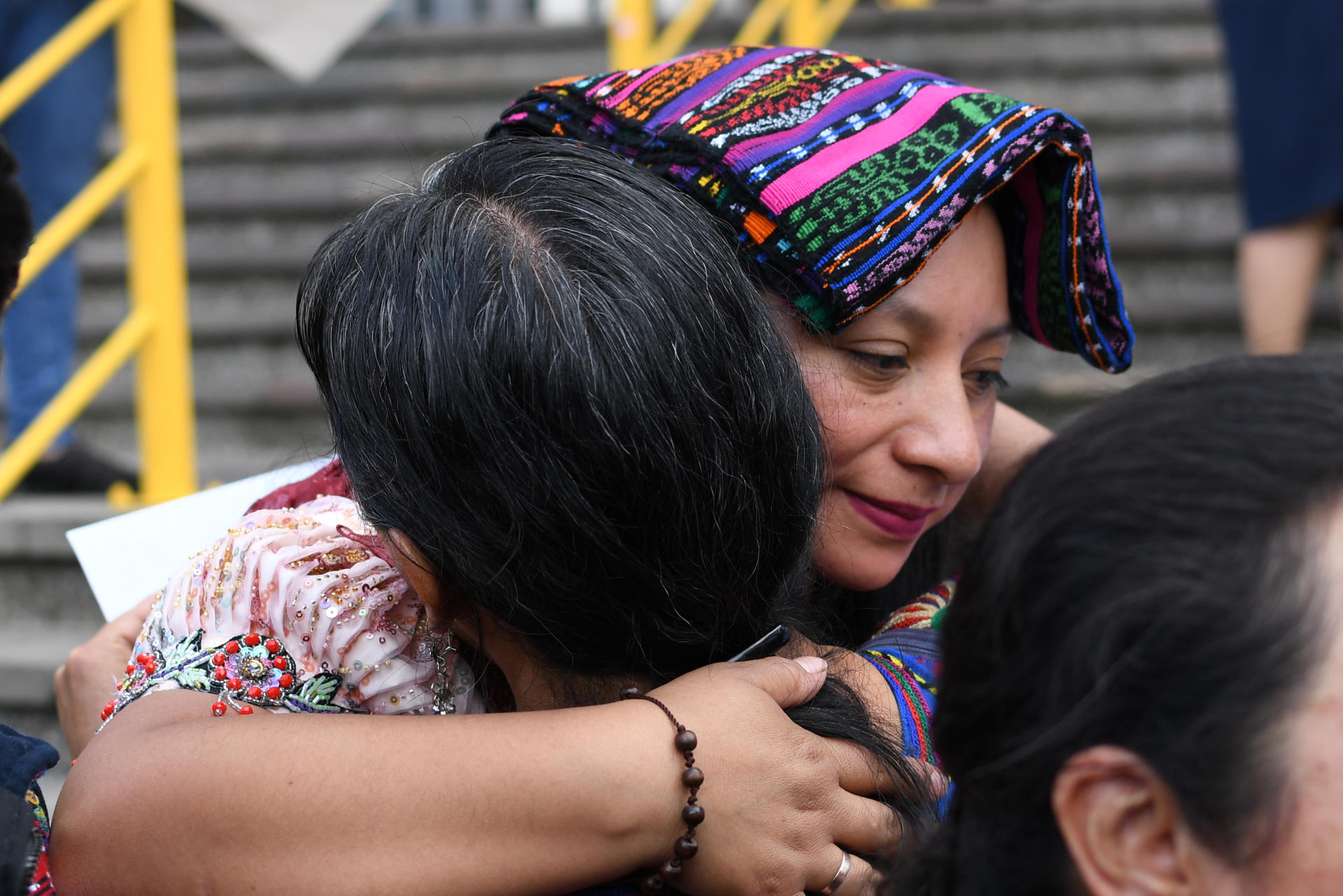 Lidia de Pacheco, esposa de Luis Pacheco (c), asiste a una conferencia de prensa donde piden justicia y libertad para los lideres indígenas Luis Pacheco y Héctor Chaclán este lunes, en Ciudad de Guatemala (Guatemala). EFE/ Alex Cruz