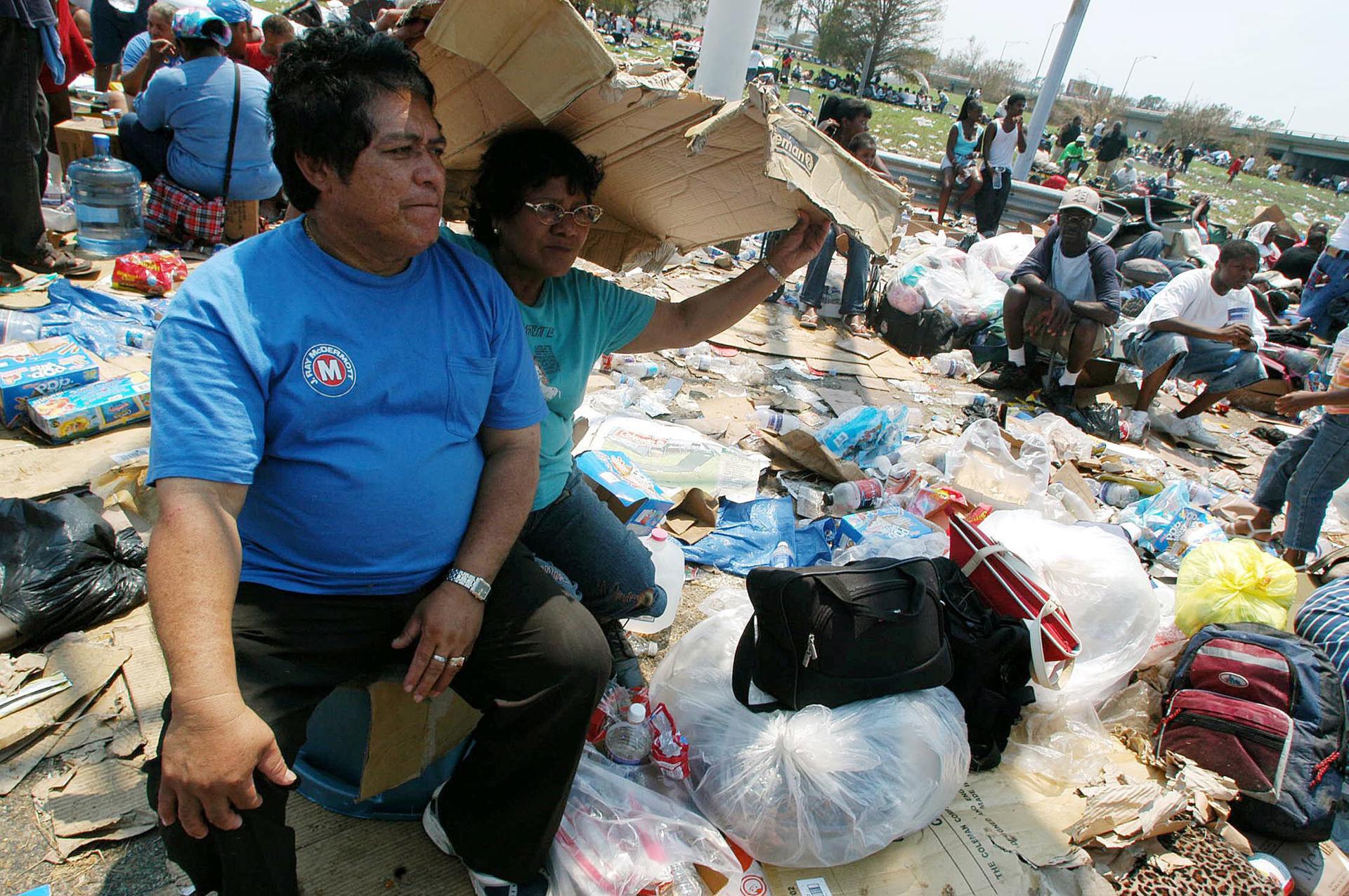Fotografía de archivo del 3 de septiembre de 2005 de personas esperando a ser evacuadas tras el paso del huracán Katrina, en la ciudad de Nueva Orleans, Luisiana (Estados Unidos). EFE/ Gerardo Mora