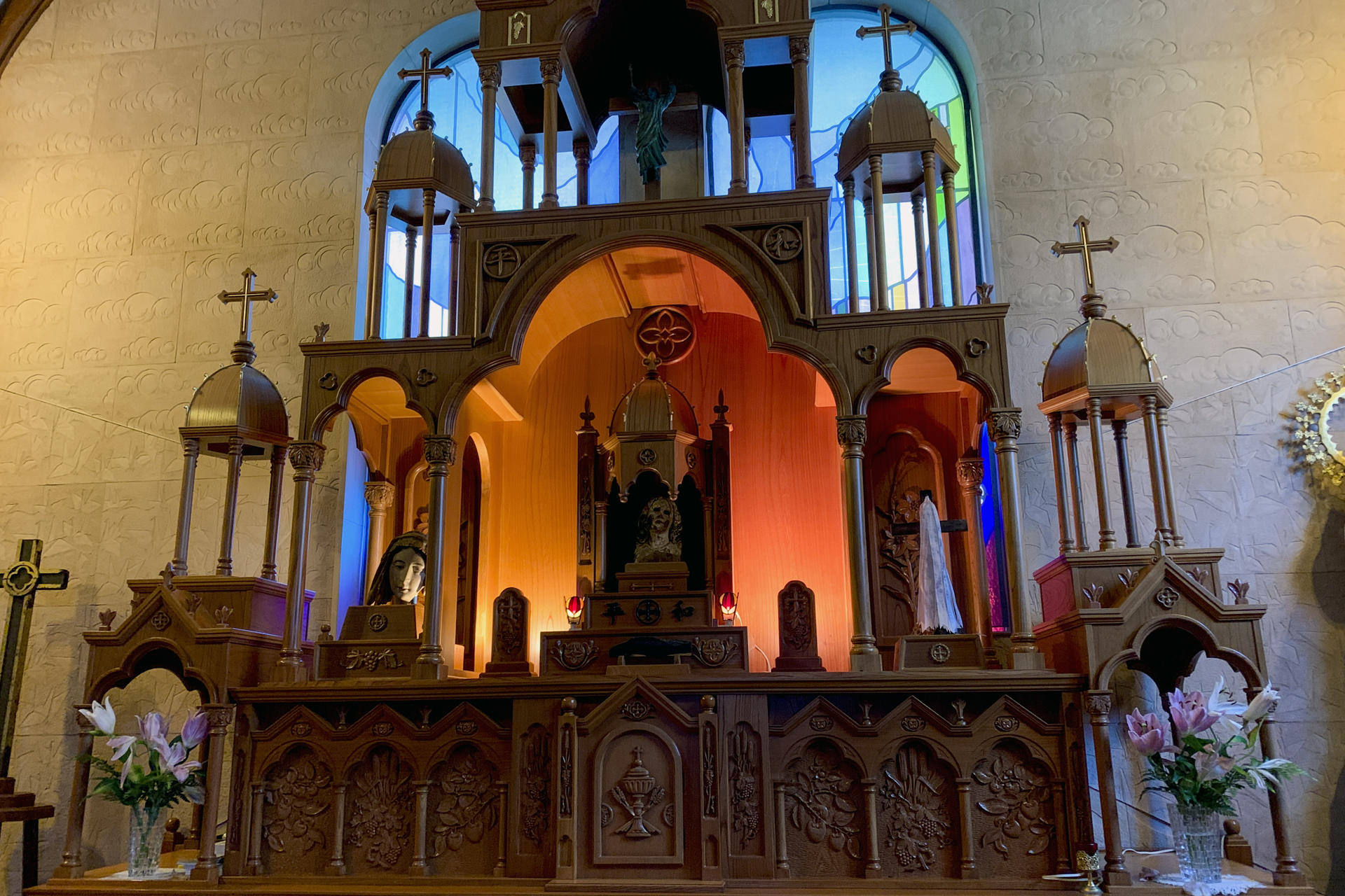 Vista del altar de la Catedral de Urakami, que quedó completamente arrasada durante el bombardeo atómico de Nagasaki en 1945, y fue reconstruida varias décadas después. Hibaku no Maria (La Virgen María bombardeada) fue hallada entre las ruinas de la Catedral de Urakami tras el bombardeo de Nagasaki. La estatua original era una talla de madera inspirada en una pintura de Murillo, de la que sólo quedó la cabeza quemada y que hoy día es considerada un símbolo de la resiliencia de la comunidad cristiana perseguida durante siglos en Japón. EFE/ Antonio Hermosín