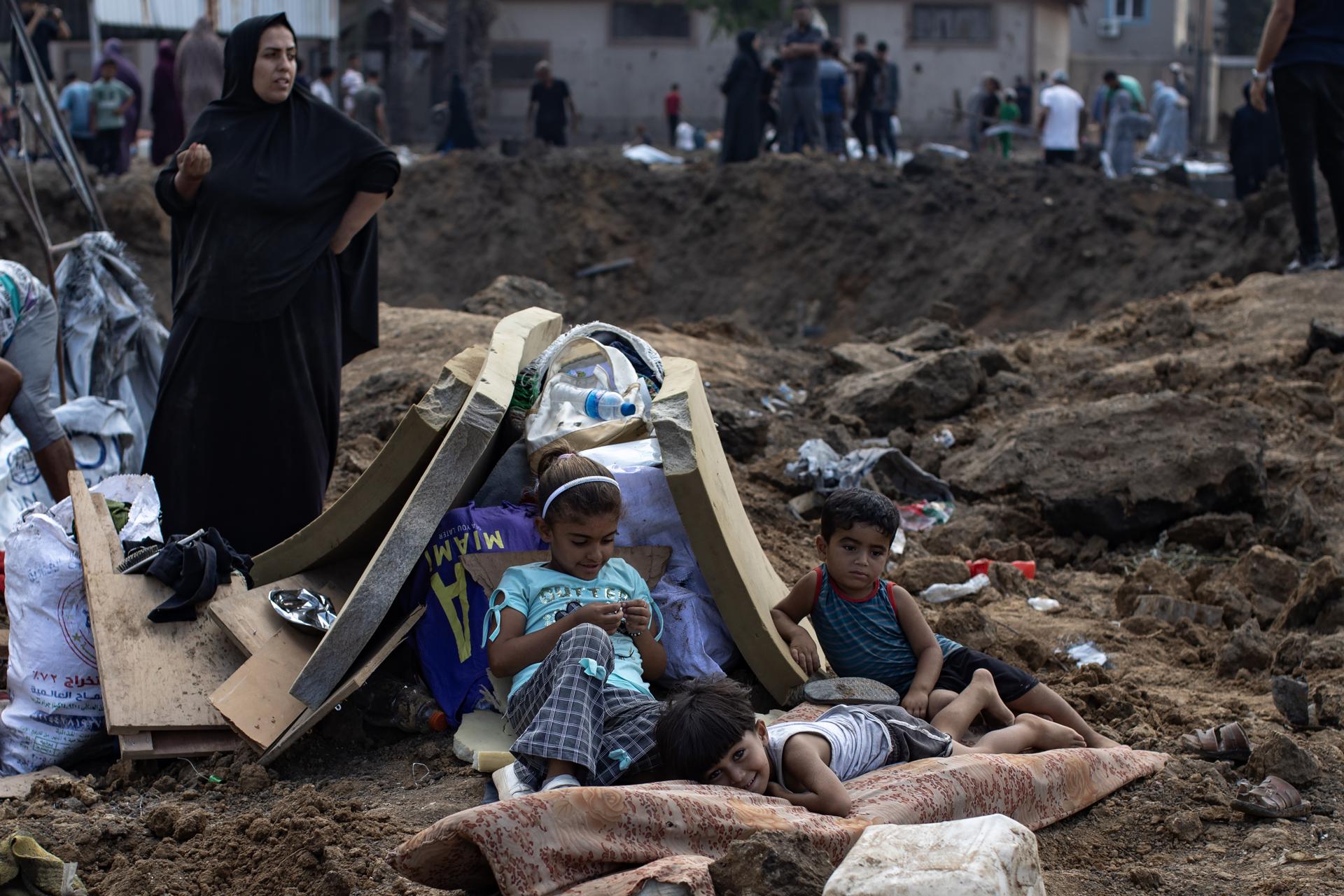 Palestinos desplazados inspeccionan tiendas de campaña destruidas tras un ataque israelí en el campamento de Al-Manasrah, que albergaba a más de 200 familias en Deir al-Balah, en el centro de la Franja de Gaza. 21 August, 2025. EFE/EPA/HAITHAM IMAD
