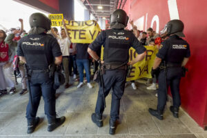 Varios seguidores sevillistas protestan contra la directiva presidida por José María del Nido Carrasco, antes del partido de LaLiga que el Sevilla CF y el Atlético de Madrid, el 6 de abril de 2025, en el estadio Ramón Sánchez-Pizjuán. EFE/David Arjona