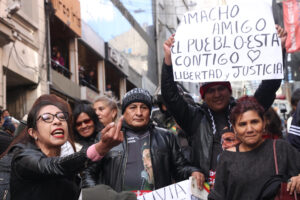 Seguidores del gobernador suspendido de Santa Cruz, Luis Fernando Camacho, al enfrentarse este martes, 26 de agosto, con opositores en inmediaciones del Tribunal Departamental de Justicia, en La Paz (Bolivia). EFE/Luis Gandarillas