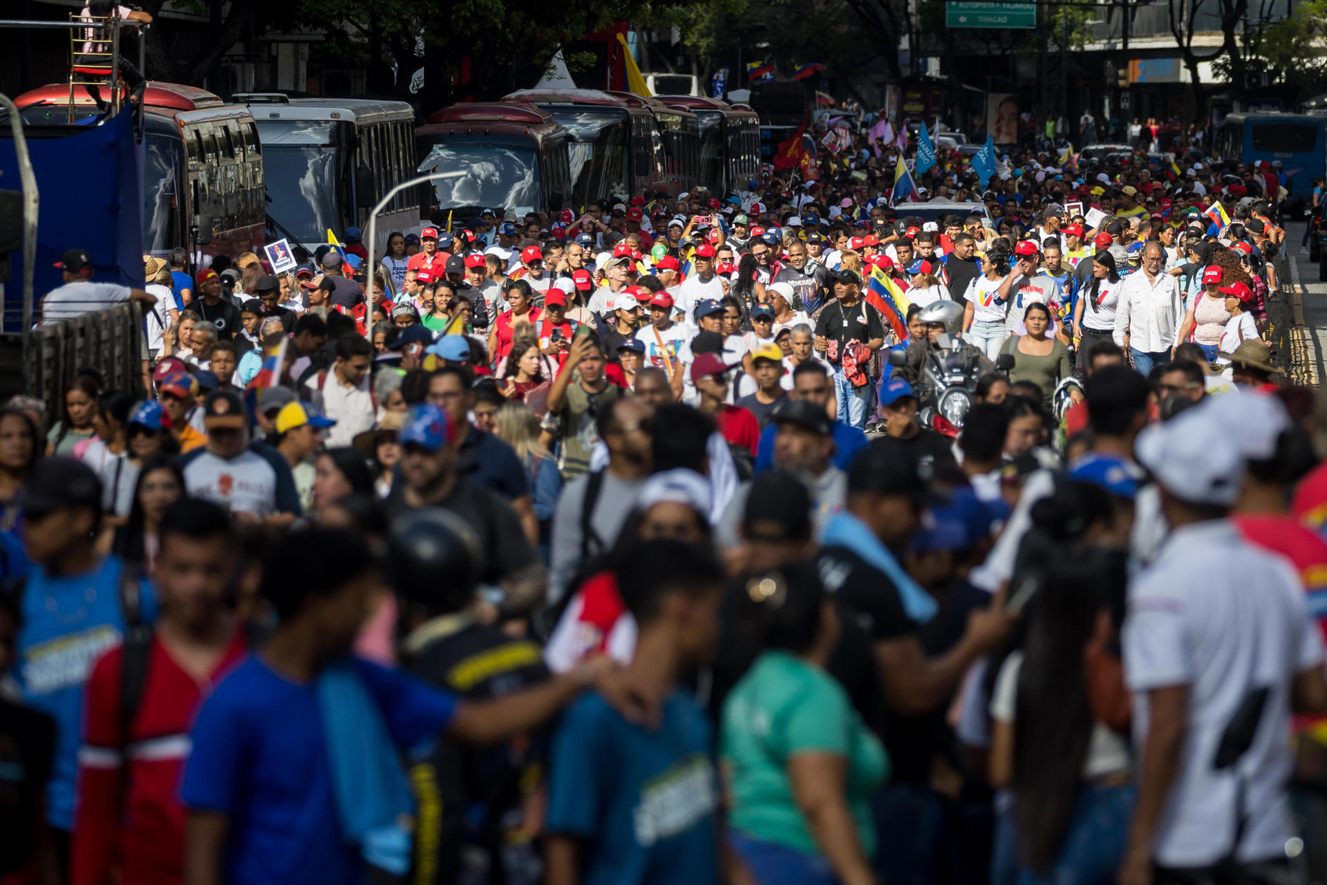 Cientos de personas fueron captadas este lunes, 11 de agosto, durante una marcha en apoyo al presidente de Venezuela, Nicolás Maduro, en Caracas (Venezuela). EFE/Miguel Gutiérrez