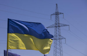 Imagen de archivo de banderas ucranianas junto a una torre de alta tensión del sistema eléctrico, en Dnipro (Ucrania).EFE/Orlando Barría