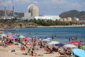 Imagen de archivo desde la playa de la Almadraba de la central nuclear de Vandellòs (Tarragona).EFE/ Jaume Sellart