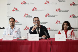 El coordinador general de Médicos Sin Fronteras México (MSF), Henry Rodríguez (c), el responsable de Operaciones de MSF para México y América Central, Franking Frías (i), y la coordinadora de la base Tapachula, Lucía Samoaya, participan en una rueda de prensa este martes, en Ciudad de México (México). EFE/José Méndez