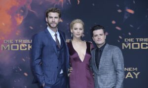 La actriz estadounidense Jennifer Lawrence, el actor australiano Liam Hemsworth (izda), y el actor estadounidense Josh Hutchinson, posan para los medios durante el estreno de "Los Juegos del Hambre: Sinsajo - Parte 2", en Berlín, Alemania, el 4 de noviembre del 2015. EFE/Britta Pedersen
