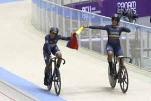 Stefany Cuadrado (i) y Marianis Salazar de Colombia celebran al ganar medalla de oro y plata respectivamente en la categoría de ciclismo de pista velocidad femenino, en los II Juegos Panamericanos Junior ASU 2025 este jueves, en Luque (Paraguay). EFE/Rodrigo Sepúlveda