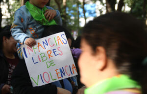 Imagen de archivo de niños y niñas participando en una marcha contra el abuso infantil. EFE/Nina Osorio