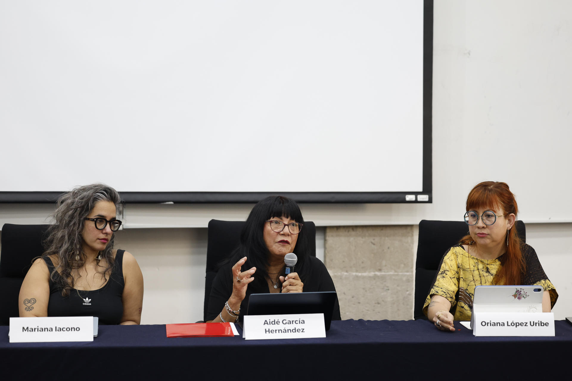Las activistas Mariana Iacono (i), Aidé García Hernández (c) y Oriana López Uribe participan en una rueda de prensa este lunes, en Ciudad de México (México). EFE/ Sáshenka Gutiérrez