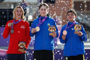 De izquierda a derecha, Lazer Crawford de Estados Unidos, medalla de plata; Filipe Mota, de Brasil, oro, y Matheus de Almeida, de Brasil, bronce, en el skateboarding street masculino de los II Juegos Panamericanos Junior. EFE/Juan Pablo Pino