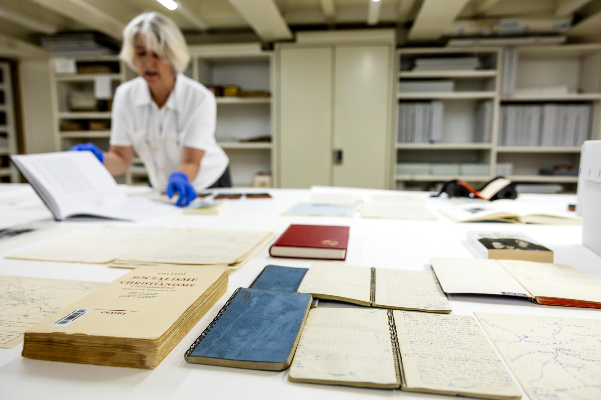 Geneva (Switzerland), 09/08/2025.- Paule Hochuli Dubuis, curadora de la Biblioteca de Gienbra, muestra el legado documental de la escritoras y pioneras suizas Ella Maillart and Annemarie Schwarzenbach. (Suiza, Ginebra) EFE/EPA/SALVATORE DI NOLFI