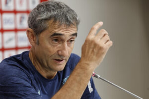 El entrenador del Athletic Club, Ernesto Valverde, ofrece una rueda de prensa este viernes, en Bilbao (País Vasco), previa al debut liguero del domingo ante el Sevilla en San Mamés. EFE/ Miguel Toña
