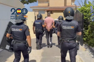 La Policía Nacional ha detenido en Benidorm a dos fugitivos reclamados por Francia por delitos de homicidio, tráfico de armas, de drogas y blanqueo de capitales que se escondían en un chalé residencial de la costa alicantina que contaba con múltiples medidas de seguridad para esquivar posibles investigaciones policiales. EFE/ Policía Nacional // SOLO USO EDITORIAL/SOLO DISPONIBLE PARA ILUSTRAR LA NOTICIA QUE ACOMPAÑA (CRÉDITO OBLIGATORIO)