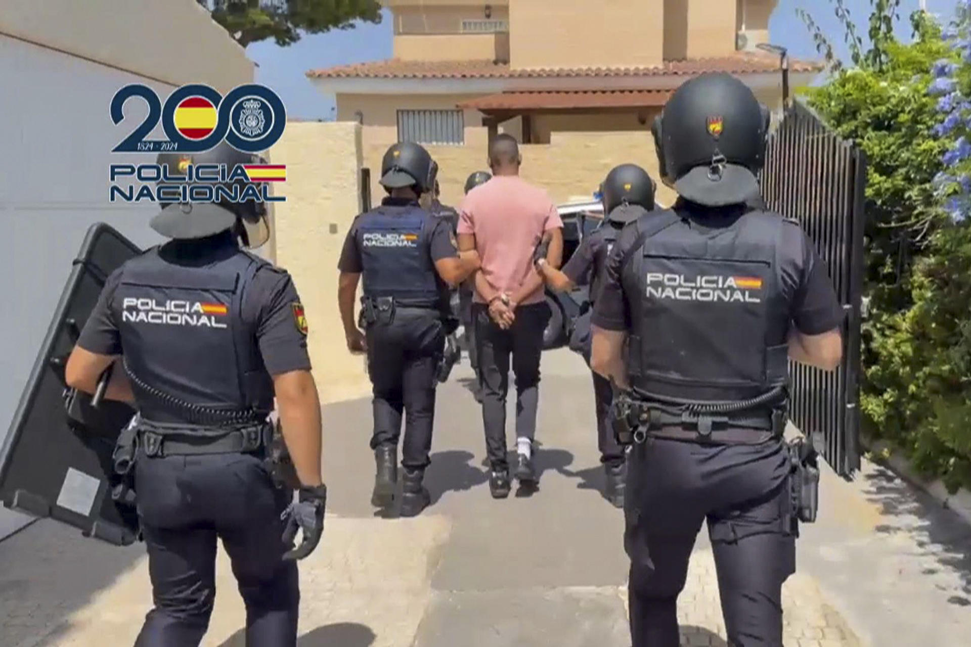 La Policía Nacional ha detenido en Benidorm a dos fugitivos reclamados por Francia por delitos de homicidio, tráfico de armas, de drogas y blanqueo de capitales que se escondían en un chalé residencial de la costa alicantina que contaba con múltiples medidas de seguridad para esquivar posibles investigaciones policiales. EFE/ Policía Nacional // SOLO USO EDITORIAL/SOLO DISPONIBLE PARA ILUSTRAR LA NOTICIA QUE ACOMPAÑA (CRÉDITO OBLIGATORIO)