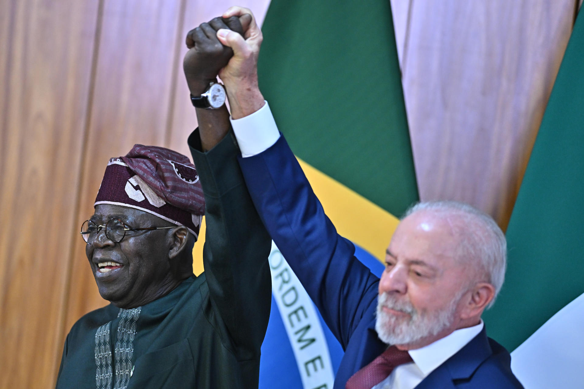 El presidente de Brasil, Luiz Inácio Lula da Silva, estrecha la mano de su homólogo de Nigeria, Bola Tinubu (i), durante una ceremonia este lunes, en el Palácio del Planalto en Brasilia (Brasil). EFE/ Andre Borges