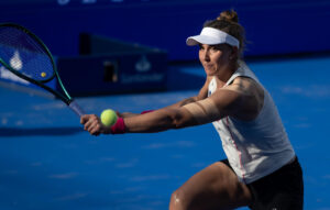 La brasileña Haddad Maya devuelve la pelota ante la checa Marie Bouzkova este miércoles, durante un partido de octavos de final del Abierto de Tenis de Monterrey (México). EFE/ Miguel Sierra