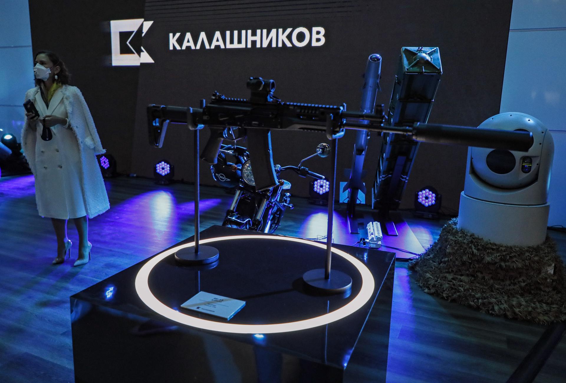 Foto archivo. Kalashnikov, perteneciente a la corporación estatal Rostec, es el mayor fabricante ruso de fusiles de asalto y de francotirador, proyectiles de artillería guiados y una amplia gama de armas de precisión. (Rusia, Moscú) EFE/EPA/SERGEI ILNITSKY