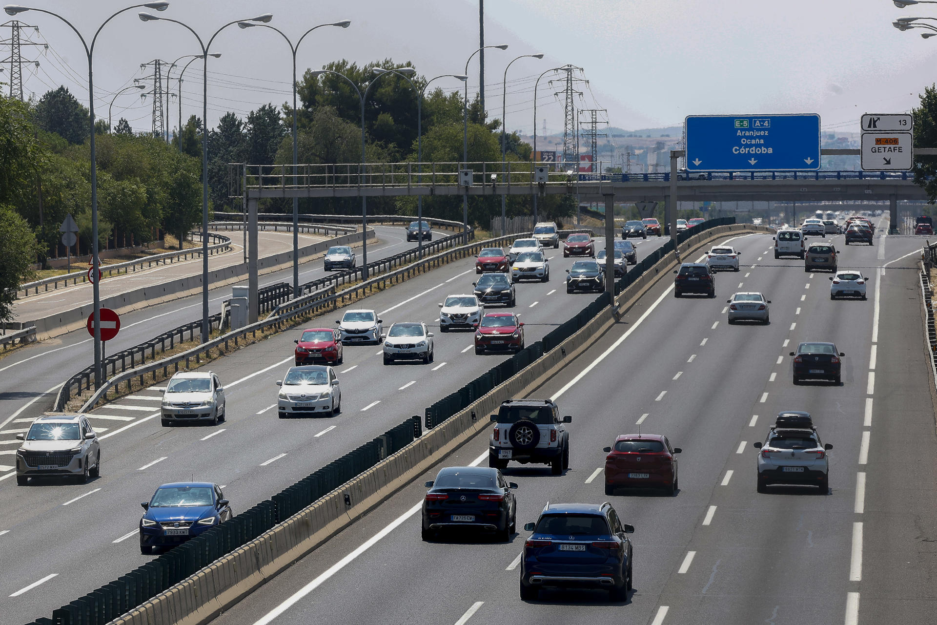 .-Vista de la salida y entrada de Madrid en la A4 este domingo. La Dirección General de Tráfico (DGT) finaliza este domingo la operación especial 1º de agosto en la que ha previsto 6,9 millones de desplazamientos por carretera desde las tres de la tarde del viernes.-EFE/ J.P. Gandul
