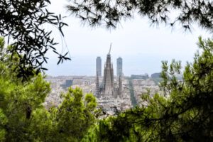 La Sagrada Família ha alcanzado este pasado jueves los 155,58 metros de altura, lo que la ha convertido en el edificio más alto del entramado urbano de Barcelona, superando así los 154 metros de la Torre Mapfre (i) y el Hotel Arts (d), que eran los edificios más altos de la capitl desde 1992. La basílica de Antoni Gaudí llegará en los próximos meses a los 172,5 metros de altura con la culminación de la Torre de Jesucristo. EFE/ Enric Fontcuberta.