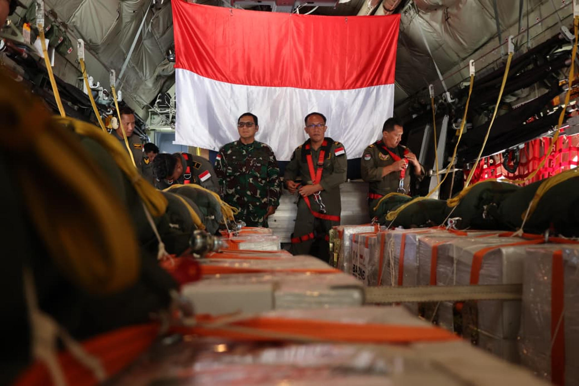 GAZA, 18/08/2025.- Dos aviones militares de Indonesia descargaron desde el aire 800 toneladas de ayuda humanitaria sobre Gaza, una misión que Yakarta califica de "hito histórico" en el marco de su apoyo a Palestina frente a los ataques de Israel. EFE/ Ministerio de Defensa //SOLO USO EDITORIAL/SOLO DISPONIBLE PARA ILUSTRAR LA NOTICIA QUE ACOMPAÑA (CRÉDITO OBLIGATORIO)