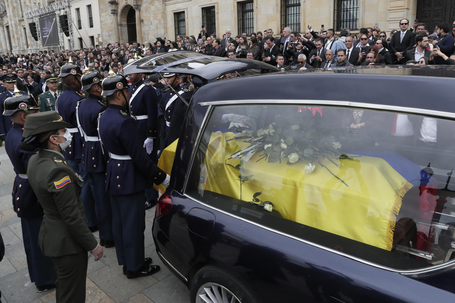 Fotografía de archivo del Batallón Guardia Presidencial y el féretro del asesinado senador Miguel Uribe Turbay. EFE/Carlos Ortega