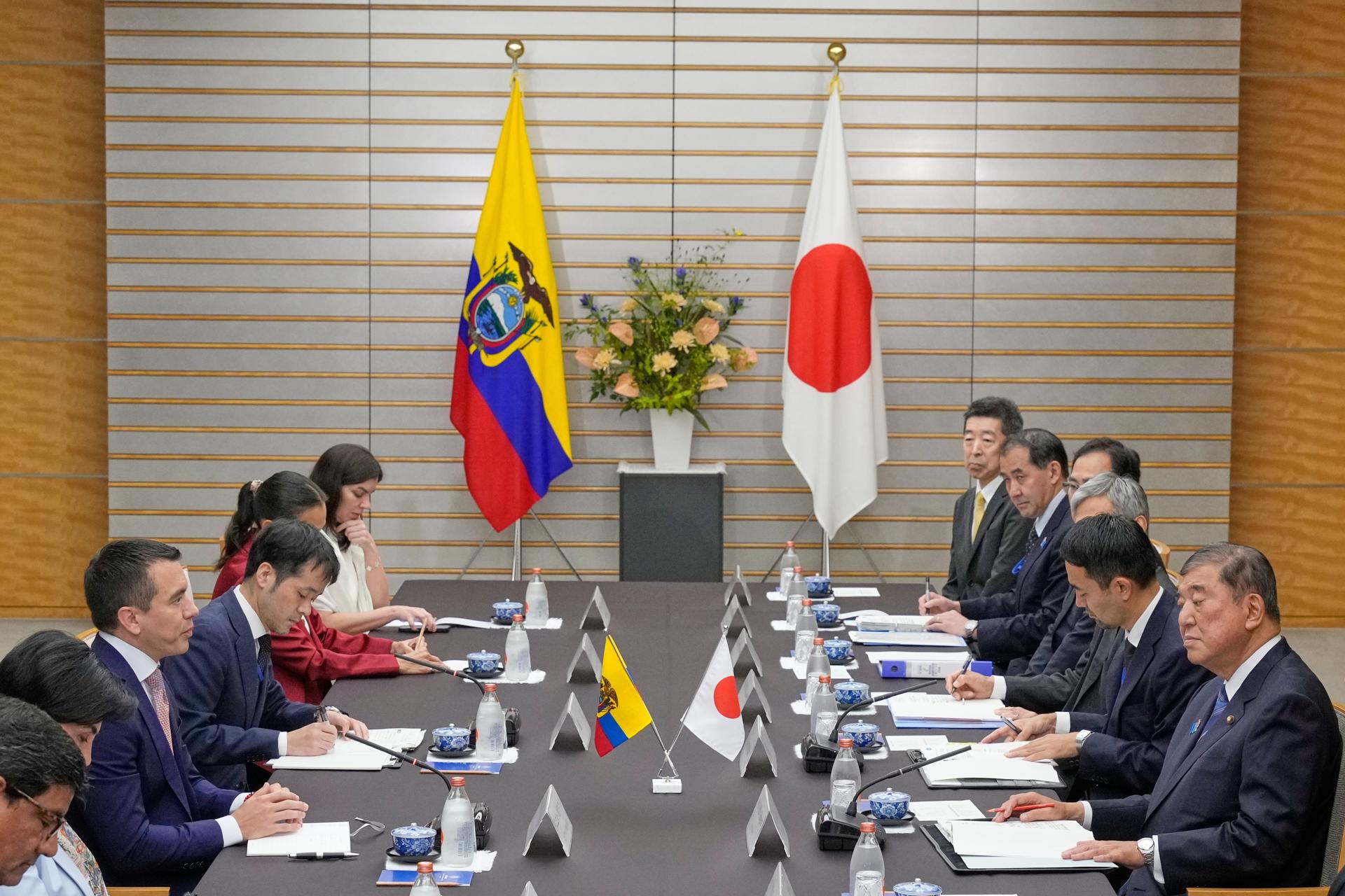 El presidente ecuatoriano, Daniel Noboa (3-I), y el primer ministro japonés, Shigeru Ishiba (D), asisten a una reunión en la oficina del primer ministro en Tokio, el 28 de agosto de 2025. EFE/EPA/EUGENE HOSHIKO / POOL
