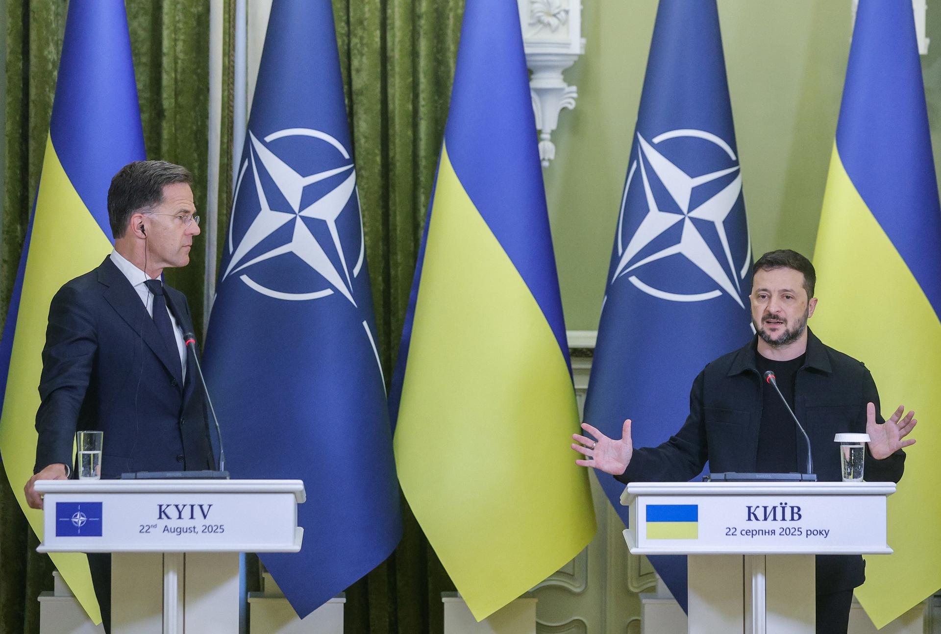 El Secretario General de la OTAN Mark Rutte (I) y el Presidente de Ucrania Volodymyr Zelensky (D) asisten a una conferencia de prensa conjunta después de su reunión en Kiev, Ucrania, 22 de agosto de 2025. El Secretario General de la OTAN llegó a Kiev para reunirse con altos funcionarios ucranianos, en medio de la invasión rusa en curso. (Ucrania, Kiev) EFE/EPA/SERGEY DOLZHENKO
