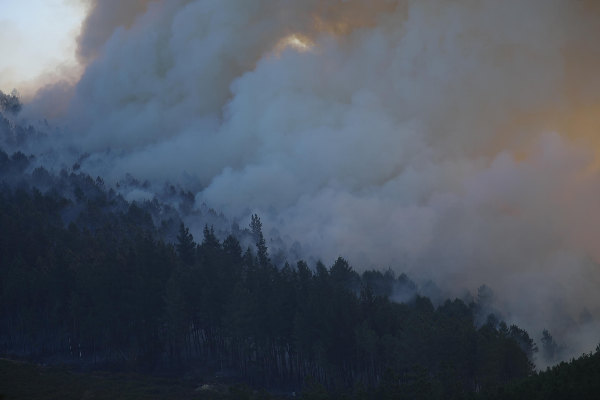 Columna de humo del incendio de Pobra de Brollón-Quiroga. Galicia tiene este martes tres incendios forestales activos, entre ellos el que se declaró el lunes en A Pobra do Brollón (Lugo). EFE/ Eliseo Trigo
