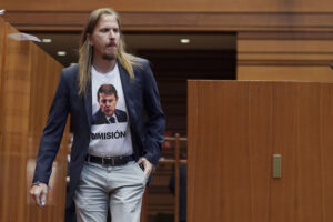 El viceportavoz del Grupo Parlamentario Mixto, Pablo Fernández, viste una camiseta con la cara del presidente de la Junta de Castilla y León, Alfonso Fernández Mañueco, en el pleno en el que el segundo ha analizado su gestión de la prevención y extinción de incendios forestales en esta Comunidad. EFE/Nacho Gallego