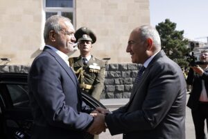Una foto facilitada por la oficina del primer ministro armenio muestra al primer ministro armenio Nikol Pashinyan (R) dando la bienvenida al presidente iraní Masoud Pezeshkian durante la visita de este último a Yerevan, Armenia, el 19 de agosto de 2025. EFE/EPA/ARMENIAN PRIME MINISTER PRESS SERVICE / HANDOUT HANDOUT EDITORIAL USE ONLY/NO SALES