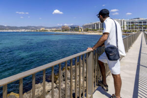 Amine sabe que intentar llegar a España en patera desde Argelia conlleva un riesgo muchas veces fatal, pero aun así estuvo dispuesto a correrlo: nadie iba a buscar mejor que él a su hermano pequeño, Askander, desaparecido en 2021 a bordo de una de esas barcas sobrecargadas de apenas cinco metros que llegan cada varios días a Baleares. EFE/CATI CLADERA